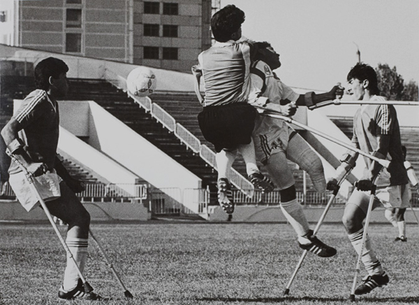 Первая команда футболистов-ампутантов в СССР появилась в Ташкенте в конце 1980-х под звучным названием «Матонат» («Мужество»). Ее организовали инвалиды, вернувшиеся с афганской войны. Их пример был подхвачен в других союзных городах.