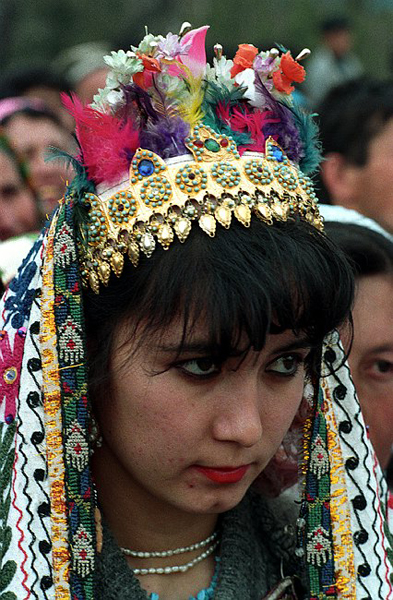 Узбекская невеста. По приданию, птица, севшая на голову человека, делает его счастливым. Поэтому корону  "тиля-кош" украшают перьями.