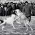 Собачьи бои проводят в дни празднования Навруза как в сельской местности, так и в крупных городах. Эти кадры сняты в Ташкенте. На зрелище присутствуют от мала до велика, но женщины сюда не допускаются.